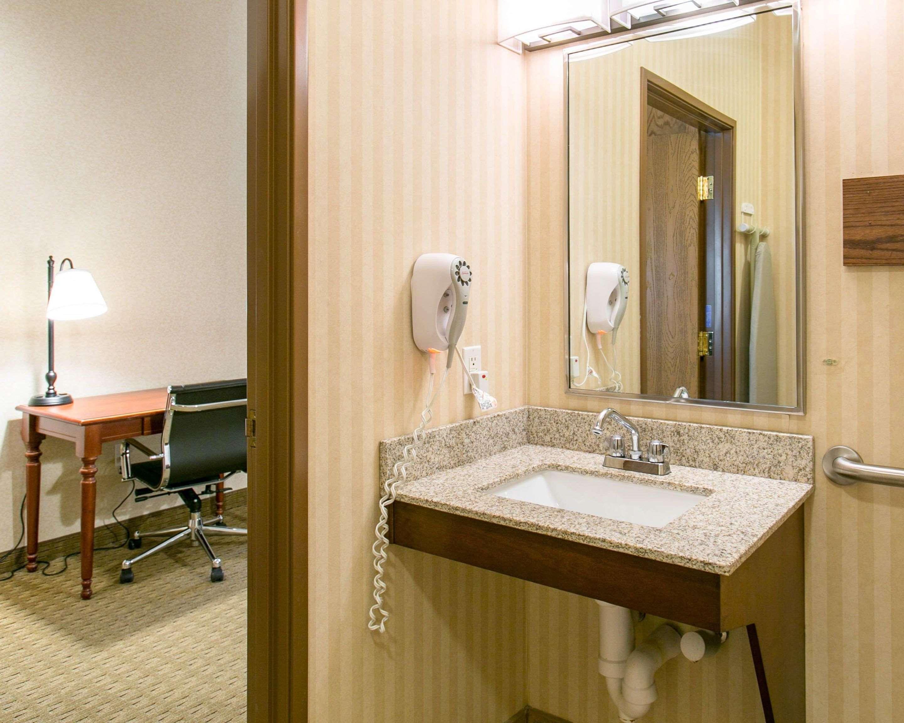 Comfort Inn Warrensburg Station Exteriör bild